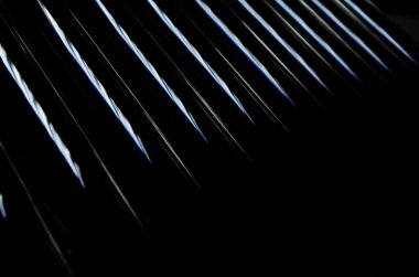 Parlak metalik çizgiler desenli soyut siyah arkaplan