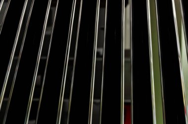 Parlak metalik çizgiler desenli soyut siyah arkaplan