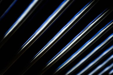 Parlak metalik çizgiler desenli soyut siyah arkaplan