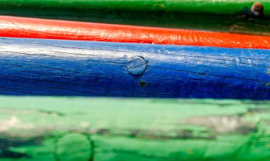 yeşil ve kırmızı ve mavi ahşap boyalı kütükler soyut arkaplan desenleri