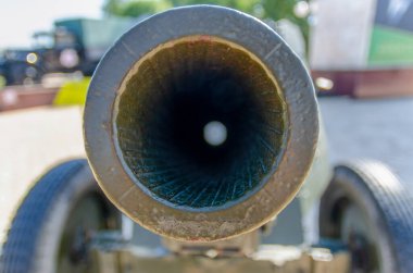 Ukrayna 'daki Kyiv savaşında şehir caddesinde askeri top.