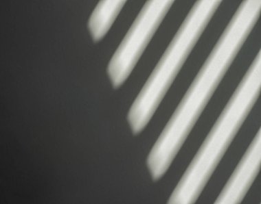 Gri bir yüzeydeki ışık çizgilerinin soyut arkaplanı