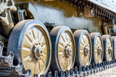 Ukrayna 'daki Kyiv savaşında şehir caddesinde askeri tank