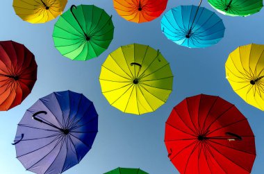 çok renkli şemsiyeler uçuyor ve soyut arka planda uçuyor.