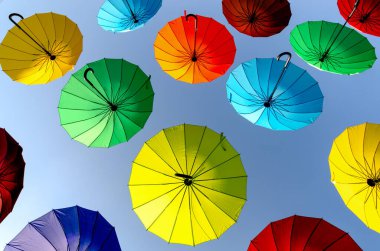 çok renkli şemsiyeler uçuyor ve soyut arka planda uçuyor.