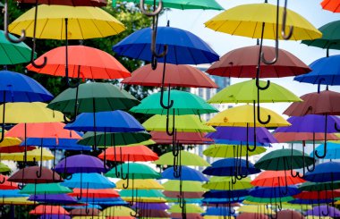 çok renkli şemsiyeler uçuyor ve soyut arka planda uçuyor.