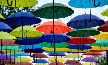 çok renkli şemsiyeler uçuyor ve soyut arka planda uçuyor.