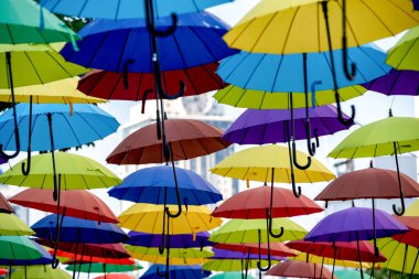 çok renkli şemsiyeler uçuyor ve soyut arka planda uçuyor.