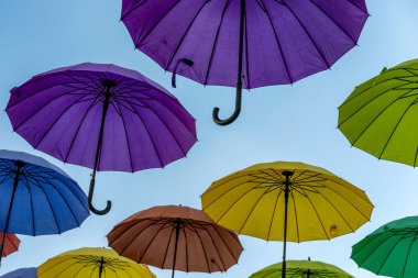 çok renkli şemsiyeler uçuyor ve soyut arka planda uçuyor.