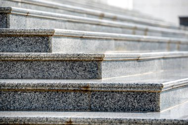 Boş bir granit merdivenin merdivenlerinde insanlar olmadan.