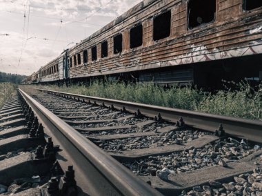 Ukrayna 'da savaşta kaybolan trenleri insanlar olmadan yok ettiler.