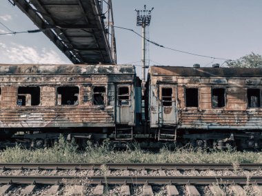 Ukrayna 'da savaşta kaybolan trenleri insanlar olmadan yok ettiler.