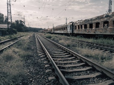 Ukrayna 'da savaşta kaybolan trenleri insanlar olmadan yok ettiler.