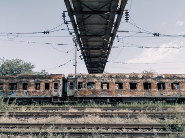 Ukrayna 'da savaşta kaybolan trenleri insanlar olmadan yok ettiler.