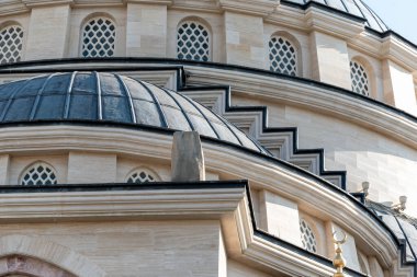 Grozny Çeçenistan Rusya 'sında saati olan uzun, modern bir gökdelen.