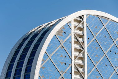 Mavi mimari arkaplan desenli modern bir binanın duvarı.