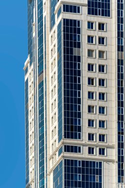 Modern bir gökdelenin mimari desenleri olmayan birçok penceresi ve duvarı var.