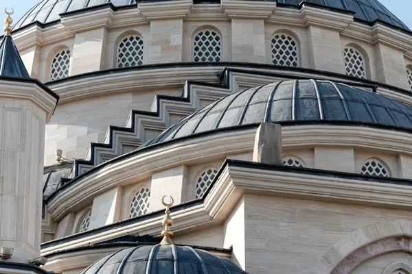 Grozny Çeçenistan Rusya 'sında saati olan uzun, modern bir gökdelen.