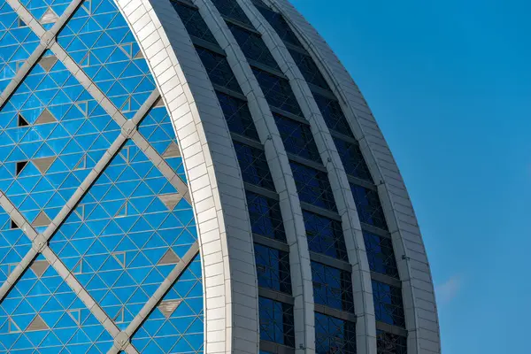 Mavi mimari arkaplan desenli modern bir binanın duvarı.