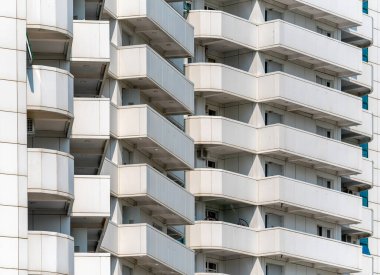 Modern bir gökdelenin mimari desenleri olmayan birçok penceresi ve duvarı var.