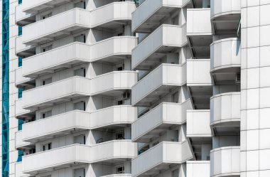 Modern bir gökdelenin mimari desenleri olmayan birçok penceresi ve duvarı var.