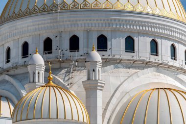 Grozny Çeçenistan Rusya 'daki geleneksel İslam camiinin bir minaresi