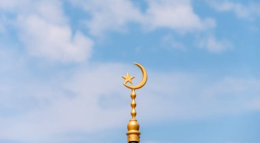 İslamın altın sembolü mavi gökyüzüne karşı