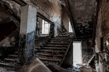 Ukrayna 'da savaşta kaybolan bir şehirde insansız bir okul yok oldu.