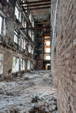 Ukrayna 'da savaşta kaybolan bir şehirde insansız bir okul yok oldu.