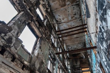 Ukrayna 'da savaşta kaybolan bir şehirde insansız bir okul yok oldu.