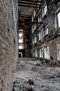 Ukrayna 'da savaşta kaybolan bir şehirde insansız bir okul yok oldu.