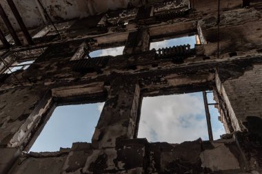 Ukrayna 'da savaşta kaybolan bir şehirde insansız bir okul yok oldu.