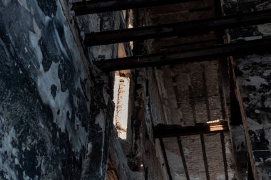 Ukrayna 'da savaşta kaybolan bir şehirde insansız bir okul yok oldu.