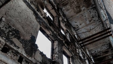 Ukrayna 'da savaşta kaybolan bir şehirde insansız bir okul yok oldu.