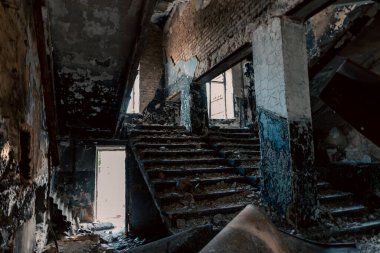 Ukrayna 'da savaşta kaybolan bir şehirde insansız bir okul yok oldu.