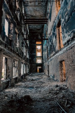 Ukrayna 'da savaşta kaybolan bir şehirde insansız bir okul yok oldu.