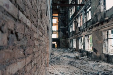 Ukrayna 'da savaşta kaybolan bir şehirde insansız bir okul yok oldu.