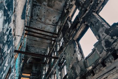 Ukrayna 'da savaşta kaybolan bir şehirde insansız bir okul yok oldu.