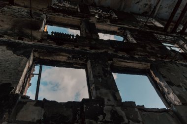 Ukrayna 'da savaşta kaybolan bir şehirde insansız bir okul yok oldu.