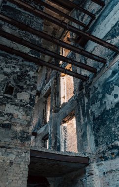 Ukrayna 'da savaşta kaybolan bir şehirde insansız bir okul yok oldu.