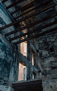 Ukrayna 'da savaşta kaybolan bir şehirde insansız bir okul yok oldu.