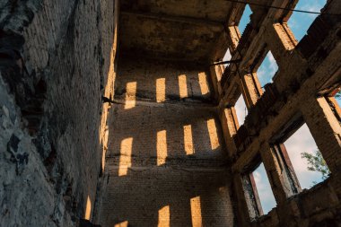 Ukrayna 'da savaşta kaybolan bir şehirde insansız bir okul yok oldu.