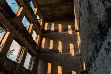 Ukrayna 'da savaşta kaybolan bir şehirde insansız bir okul yok oldu.