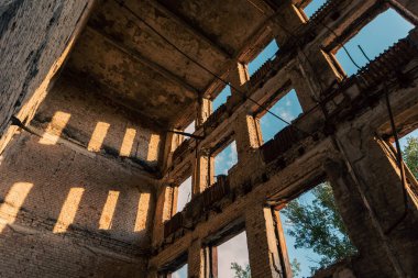 Ukrayna 'da savaşta kaybolan bir şehirde insansız bir okul yok oldu.