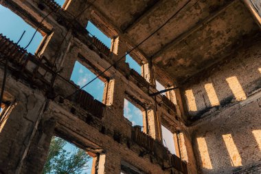 Ukrayna 'da savaşta kaybolan bir şehirde insansız bir okul yok oldu.