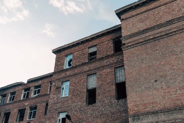 Ukrayna 'da savaşta kaybolan bir şehirde insansız bir okul yok oldu.