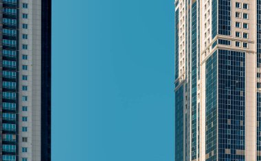 Modern bir gökdelenin mimari desenleri olmayan birçok penceresi ve duvarı var.