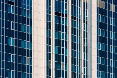 Modern bir gökdelenin mimari desenleri olmayan birçok penceresi ve duvarı var.