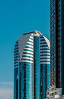 Modern bir gökdelenin mimari desenleri olmayan birçok penceresi ve duvarı var.