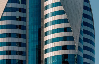 Modern bir gökdelenin mimari desenleri olmayan birçok penceresi ve duvarı var.